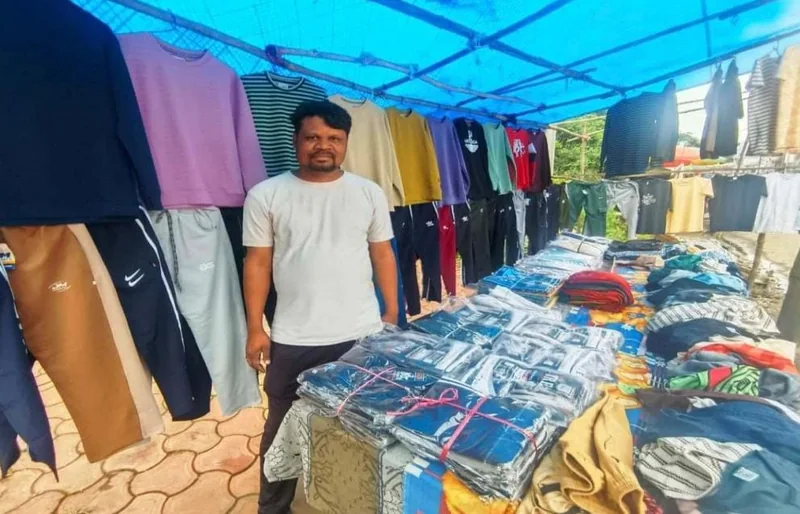 फेरी से शुरू हुआ सफर, पीएम स्वनिधि से कारोबार ने पकड़ी रफ्तार चरणबद्ध ऋण सहायता से बढ़ा विजय का कपड़ा…